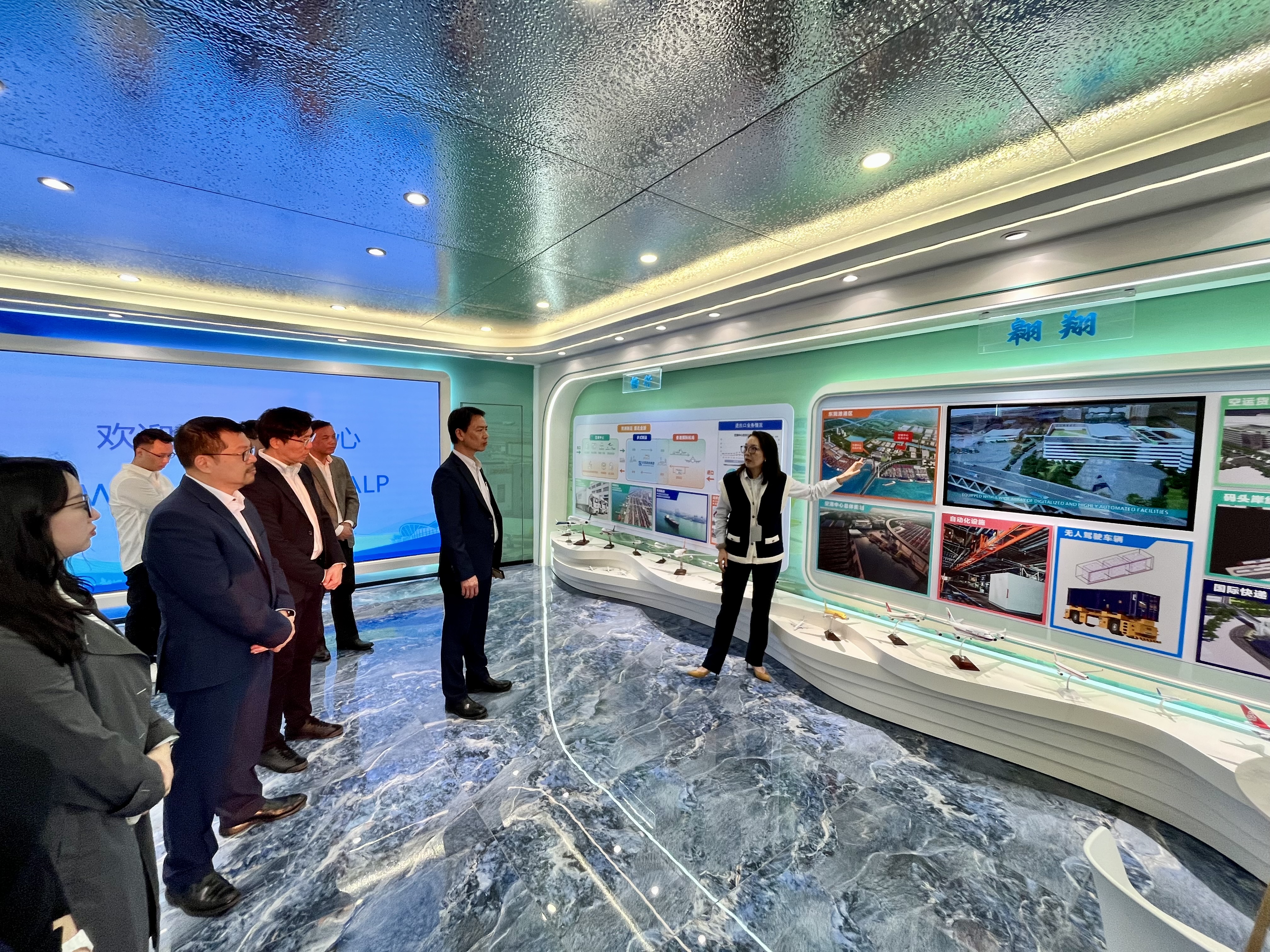 訪問團於香港國際機場東莞空港中心了解與東莞創新合作的海空貨物聯運模式及未來計劃