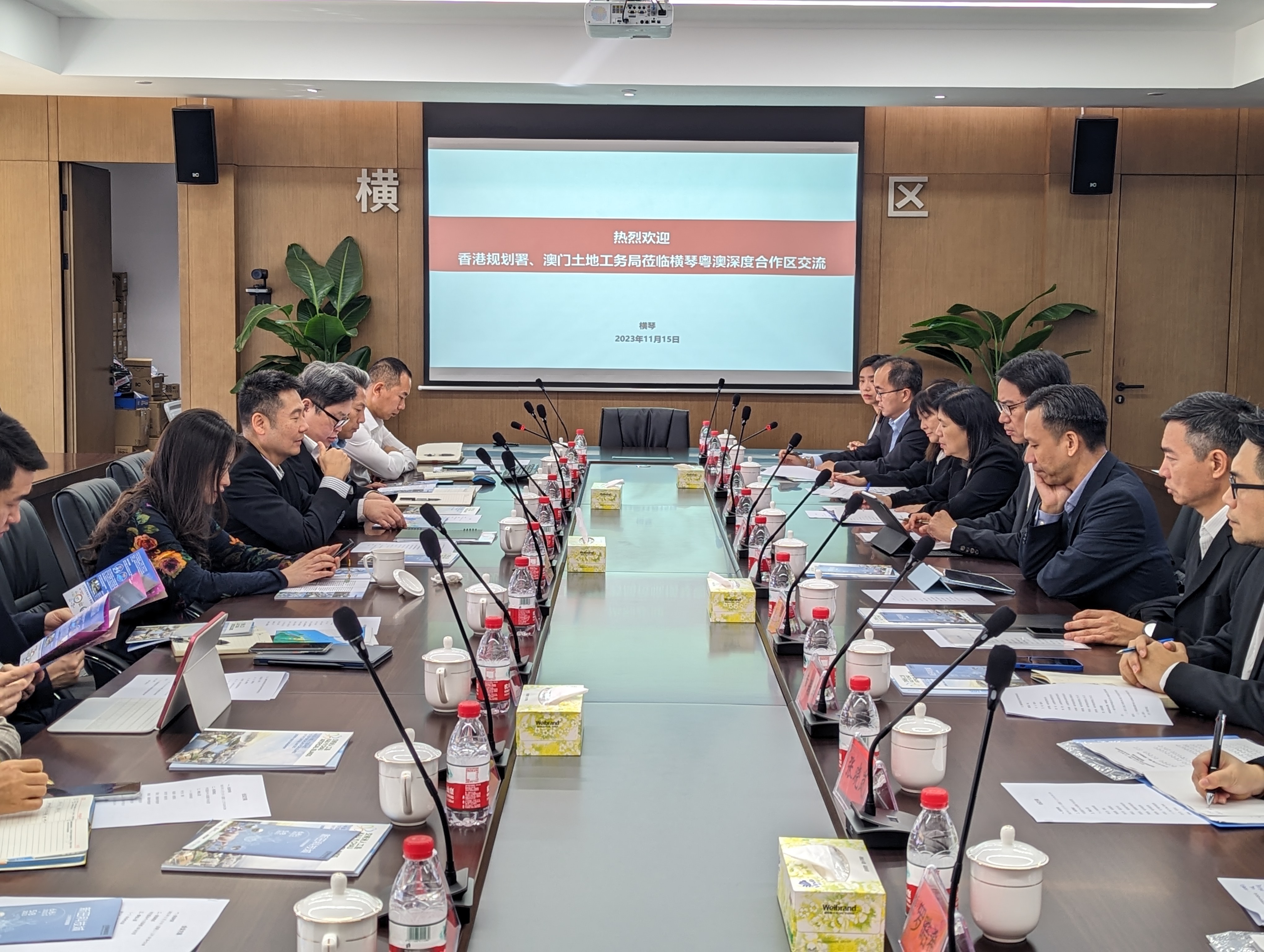 訪問團與橫琴粵澳深度合作區城市規劃和建設局人員及澳門特別行政區土地工務局人員進行座談會
