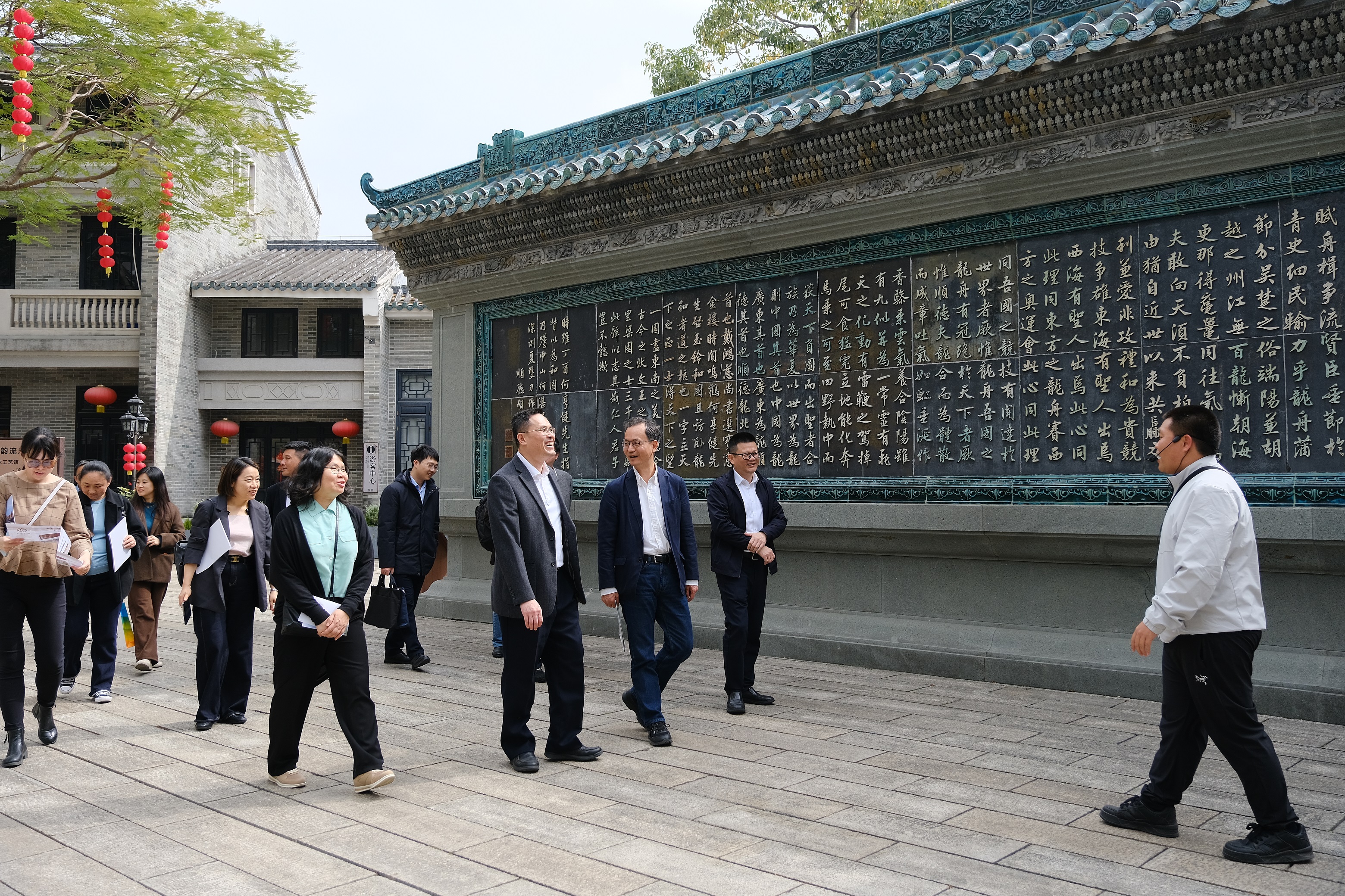 The delegation visited a garden with Lingnan characteristics with representatives from the Foshan Municipal Government and the Foshan Municipal Bureau of Natural Resources