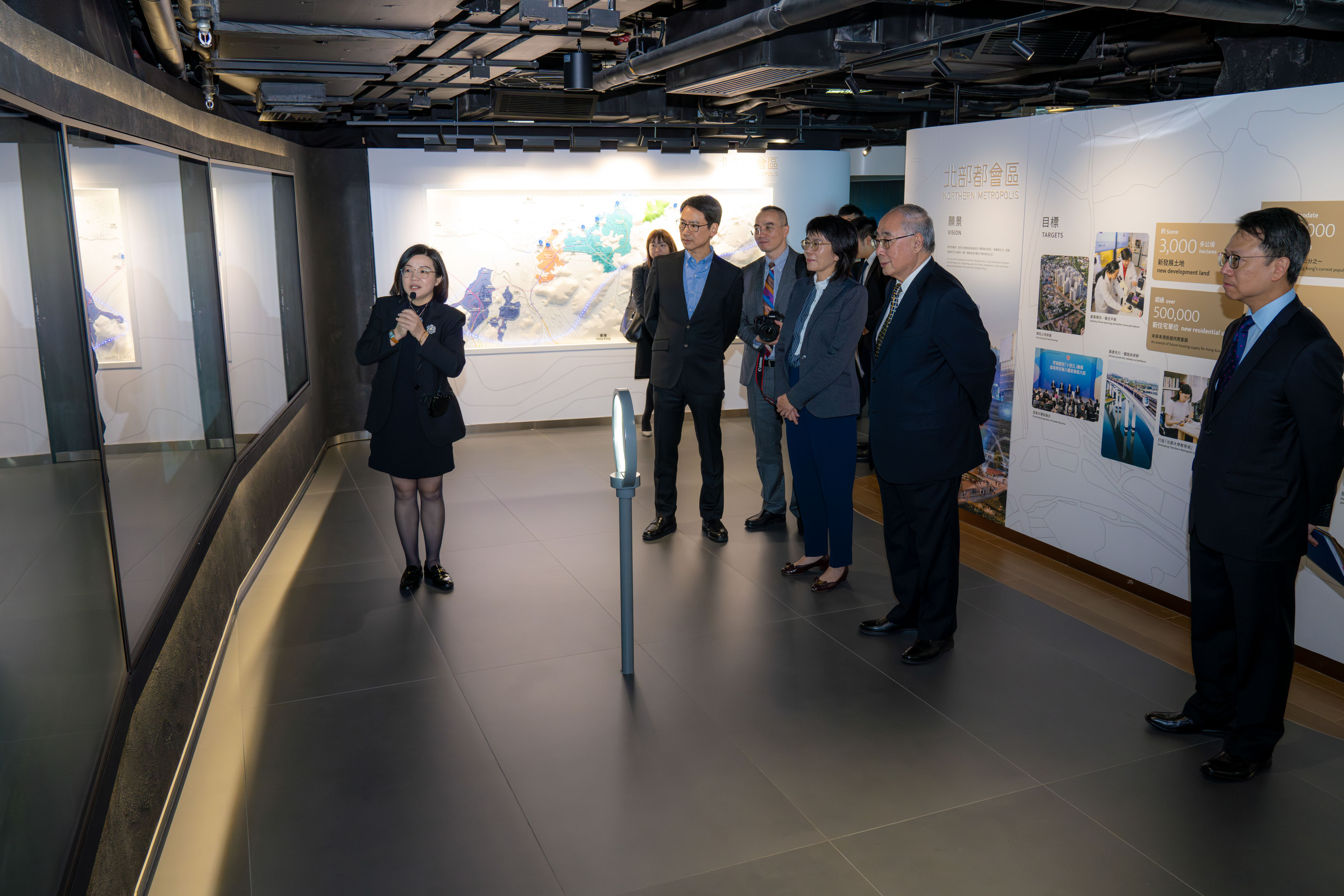 Photo of Special Representative of the Chinese Government on European Affairs, Wu Hongbo, visited the City Gallery on 12 December 2024