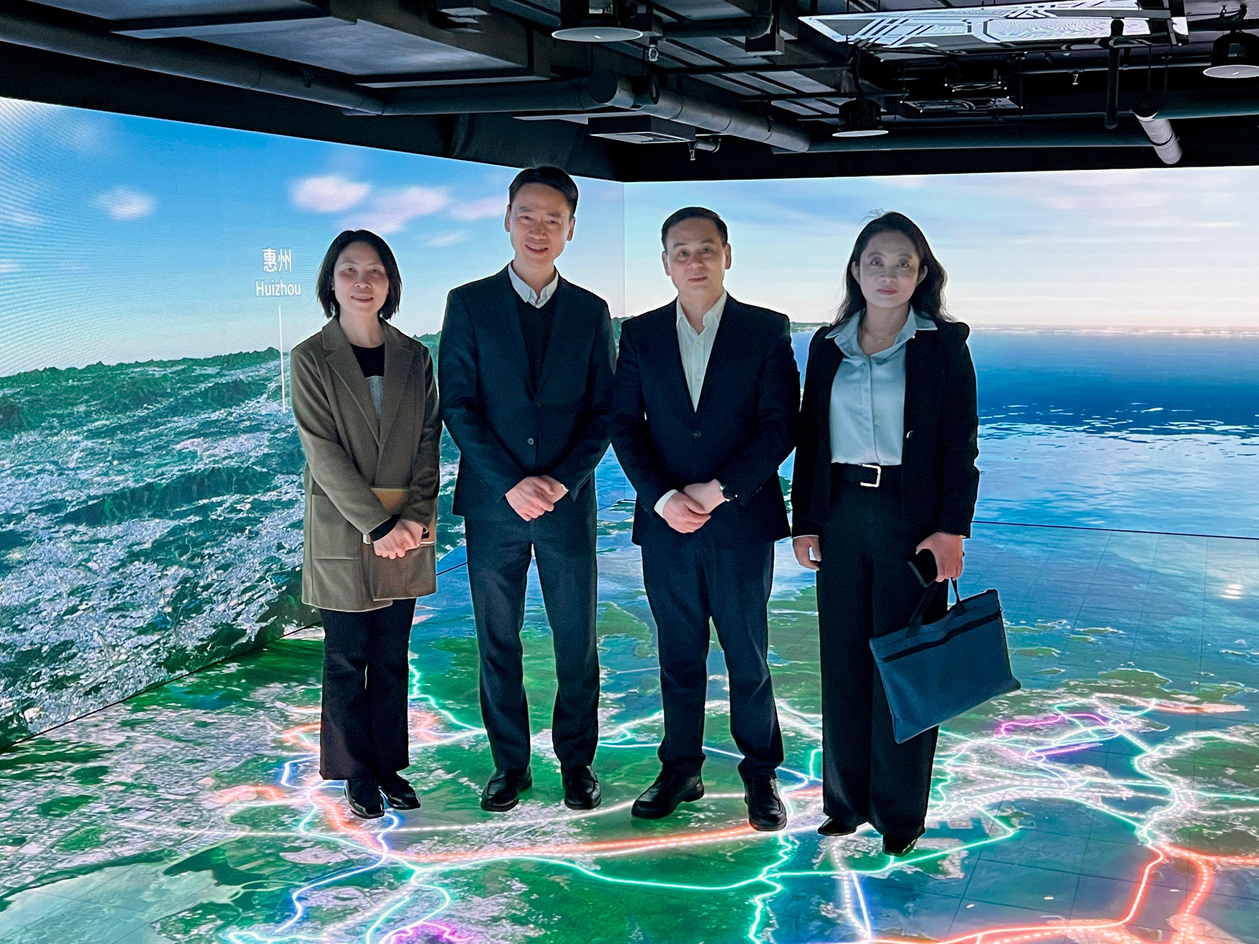 Photo of Director-General of Department of Finance Planning and Foreign Affairs, Ministry of Housing and Urban-Rural Development, Song Youchun, visited the City Gallery on 6 March 2025