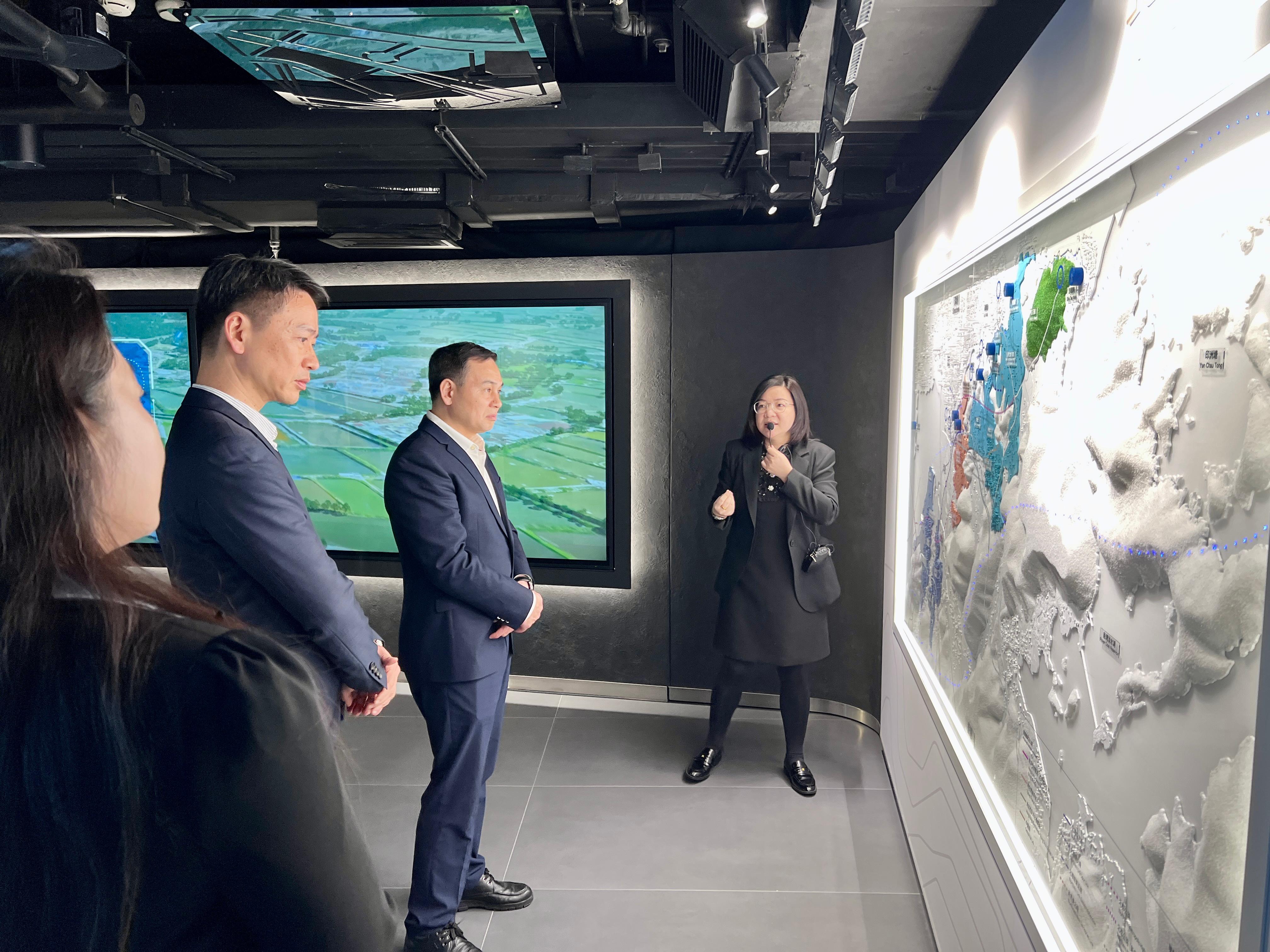 Photo of Director-General of Department of Finance Planning and Foreign Affairs, Ministry of Housing and Urban-Rural Development, Song Youchun, visited the City Gallery on 6 March 2025