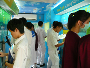 學生參觀流動展覽中心